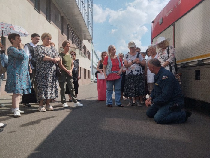 Огнеборцы пожарно-спасательного отряда № 203 рассказали о приемах спасения пострадавших на пожаре