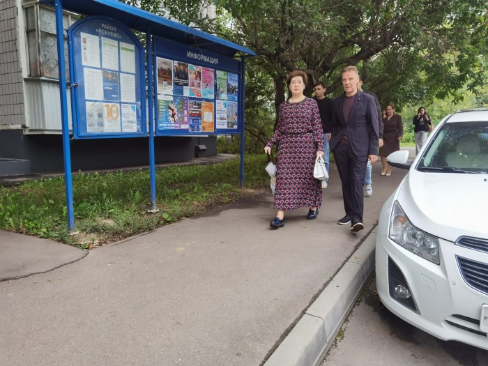 Глава управы Ясенева осмотрел дворовые территории во время очередного обхода