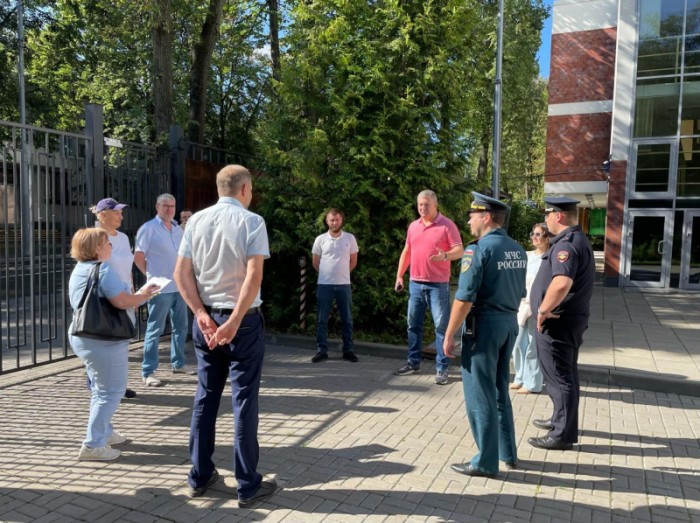 Автоинспекторы ЮЗАО столицы совместно с образовательными организациями Гагаринского района проверили пешеходные переходы к школам