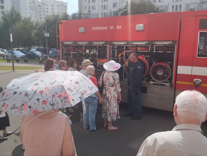 Жители ЮЗАО узнали, как газодымозащитники проводят разведку на пожаре