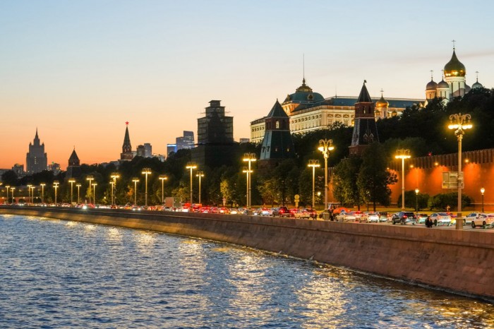 Собянин рассказал, на каких улицах Москвы можно увидеть старинные светильники