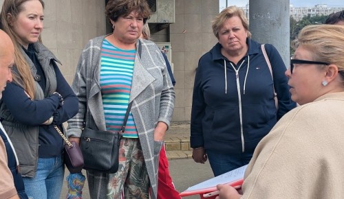 Глава управы Конькова обсудила ремонт фасадов торговых объектов в доме на Профсоюзной улице