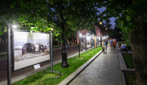 На Тверском бульваре открылась фотовыставка «Свет и тень московского метро»