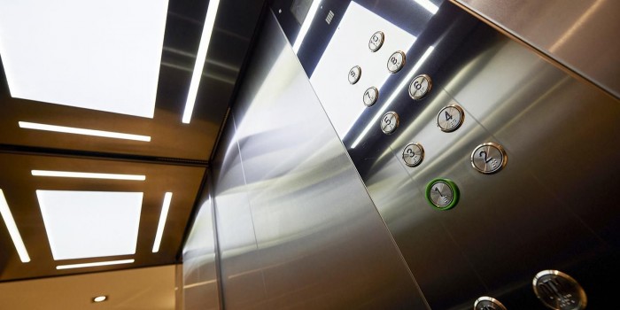Новые лифты с широкими дверями появились в доме на Ремизова