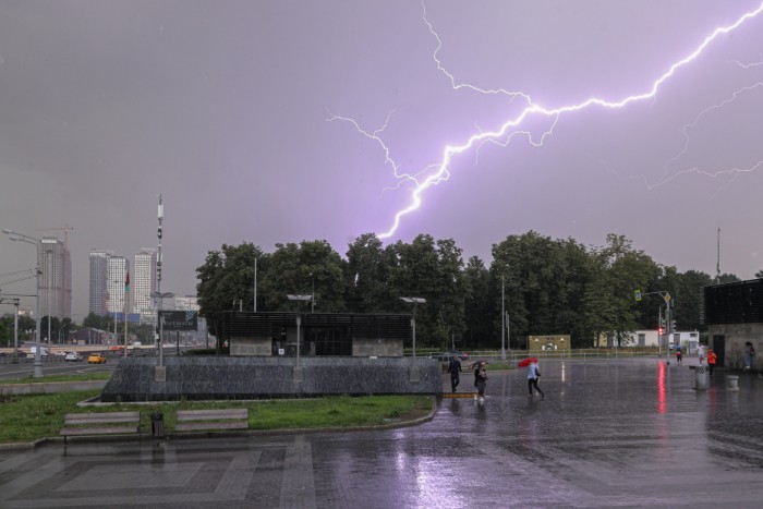Управление по ЮЗАО Департамента ГОЧСиПБ рекомендует всем ознакомиться с правилами безопасного поведения во время грозы