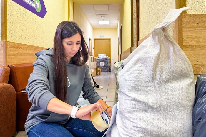 Еще две тонны гуманитарного груза направили жители Юго-Западного округа в Запорожскую область и ДНР