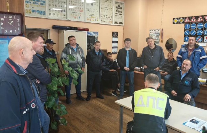 На юго-западе столицы сотрудники ГИБДД напомнили водителям общественного транспорта о соблюдении ПДД