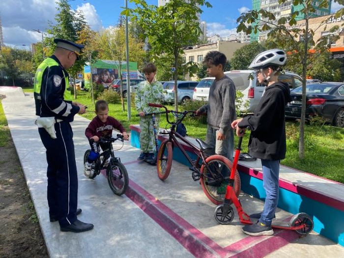 На юго-западе столицы автоинспекторы провели акцию «Безопасный самокат»