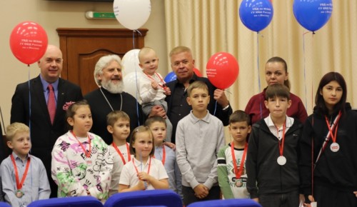 Руководство УВД по ЮЗАО совместно с представителями Общественного совета при УВД по ЮЗАО поздравили детей сотрудников с поступлением в 1 класс