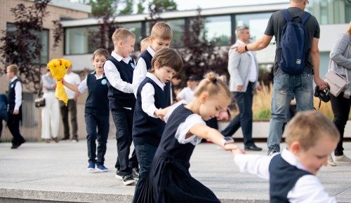 Сотня первоклашек: торжественная линейка прошла во Дворце пионеров в День знаний