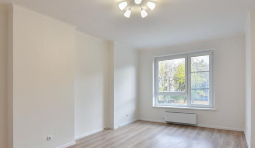 Почти 300 горожан получили квартиры по программе реновации в новостройке на улице Ремизова