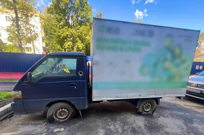 В районе Черемушки продолжается борьба с брошенным автотранспортом
