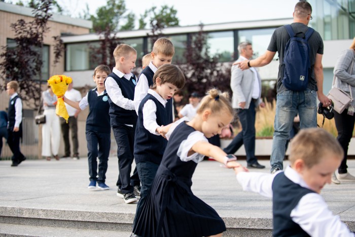 Сотня первоклашек: торжественная линейка прошла во Дворце пионеров в День знаний