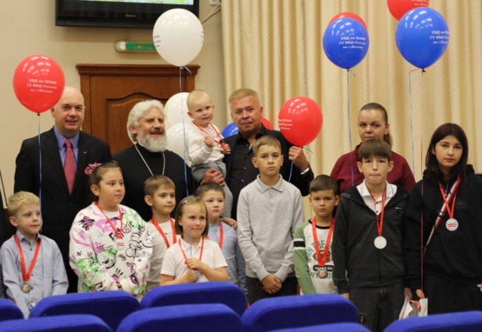 Руководство УВД по ЮЗАО совместно с представителями Общественного совета при УВД по ЮЗАО поздравили детей сотрудников с поступлением в 1 класс