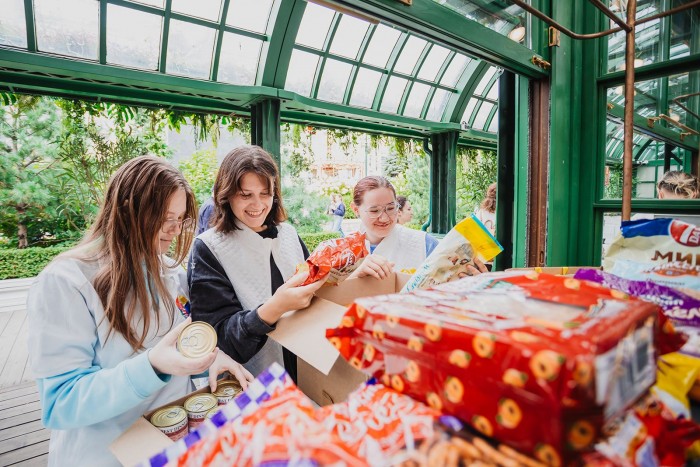 Студенты столичного колледжа помогают собирать помощь для участников СВО