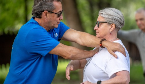 С пользой для души и тела: в Воронцовском парке проходят занятия по цигун