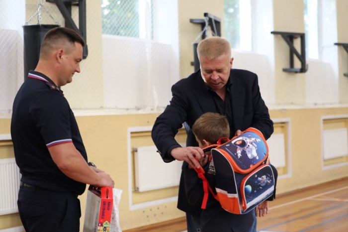 В День знаний полицейские и общественники юго-запада Москвы посетили первоклассников ГБУ ЦССВ «Каховские ромашки» и ГБУ «Мой семейный центр «Оберег»