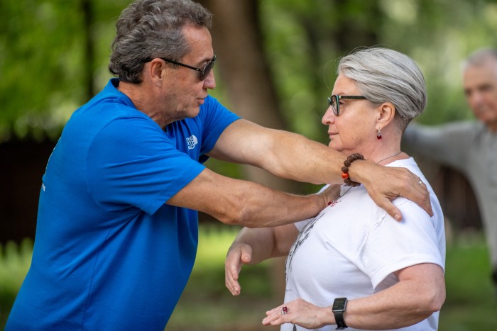С пользой для души и тела: в Воронцовском парке проходят занятия по цигун