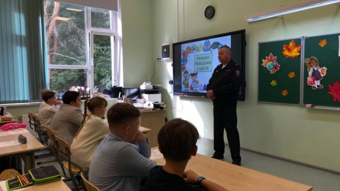 В День знаний руководство Госавтоинспекции УВД по ЮЗАО поздравило учеников с началом учебного года и провело профилактические лекции в школах по правилам дорожного движения
