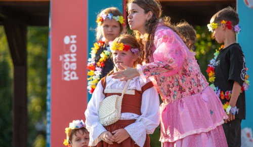 «Изумрудный город» в Академическом: на летней сцене состоялся детский спектакль