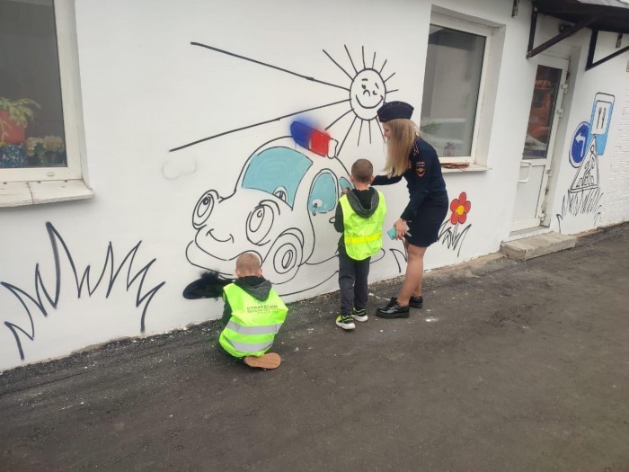Юные художники раскрасили стену ГИБДД в рамках акции по безопасности дорожного движения»