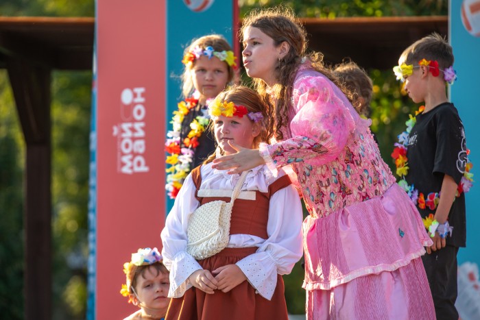 «Изумрудный город» в Академическом: на летней сцене состоялся детский спектакль