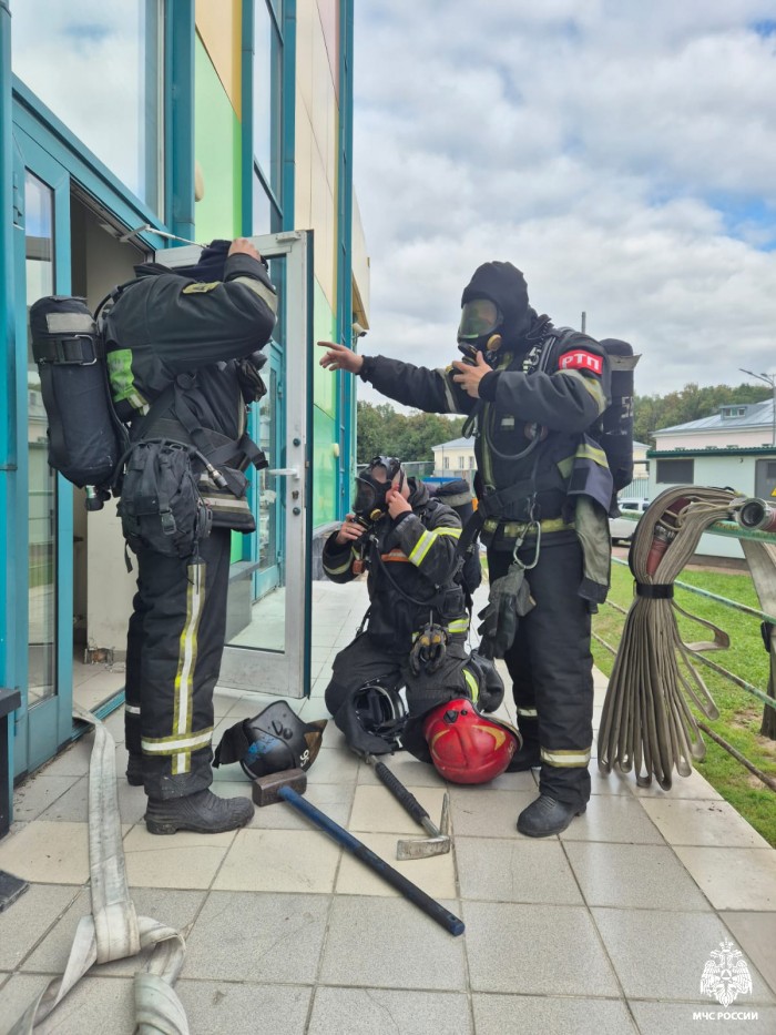 Пожарно-тактическое занятие прошло в ТРЦ Спектр