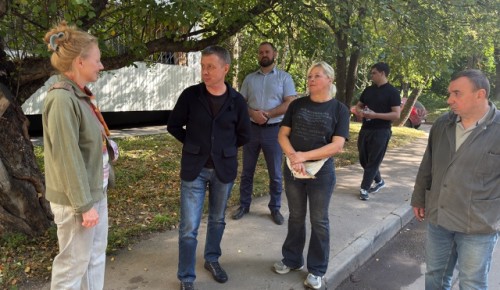В Теплом Стане оценили санитарное состояние двора на ул. Академика Виноградова