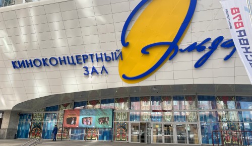 Любимые песни и авторский фолк: в Обручевском районе состоялся праздничный концерт