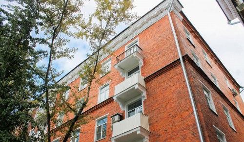 В Академическом районе отремонтировали дом с дентикулами на венчающих карнизах