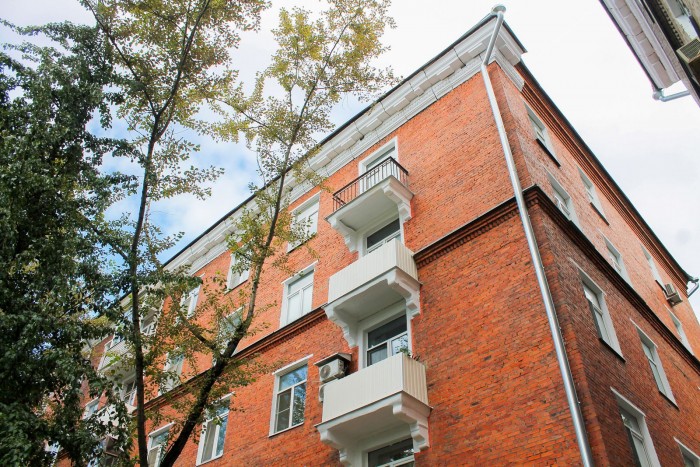 В Академическом районе отремонтировали дом с дентикулами на венчающих карнизах