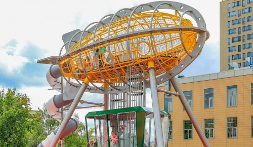На Ясногорской улице установили игровой комплекс в виде дирижабля