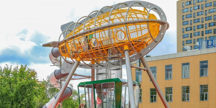 На Ясногорской улице установили игровой комплекс в виде дирижабля