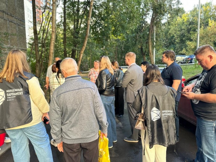 Молодежная палата Зюзина приняла участие в обходе дворовых территорий на Азовской улице