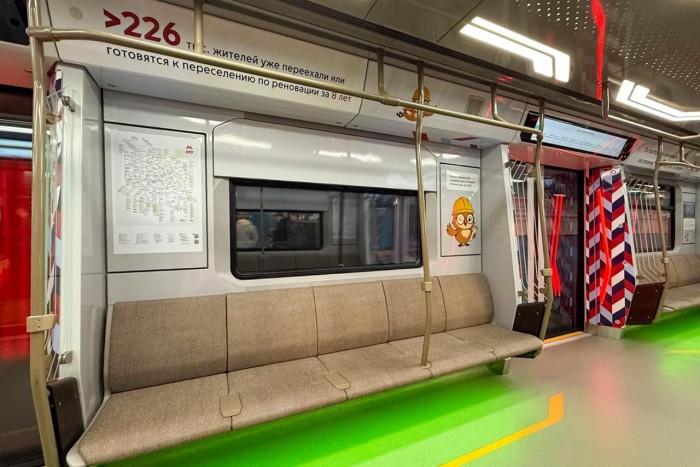 На Троицкой линии метро через станцию «Крымская» запустили тематический поезд ко Дню города