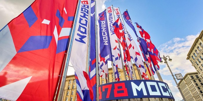 Москву украсили флагами, плакатами и декоративными конструкциями ко Дню города