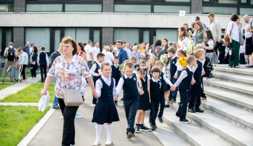 Сотня первоклашек: торжественная линейка прошла во Дворце пионеров