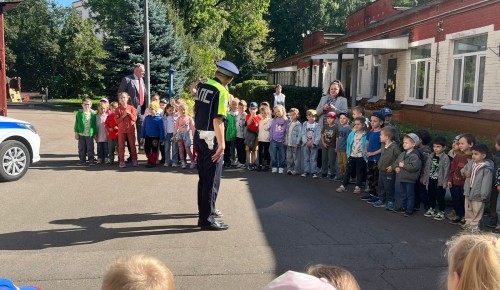 Сотрудники Отдела Госавтоинспекции Юго-Западного административного округа провели для воспитанников дошкольного корпуса ГБОУ г. Москвы «Школа № 2115» познавательное мероприятие «Я шагаю без опасности»