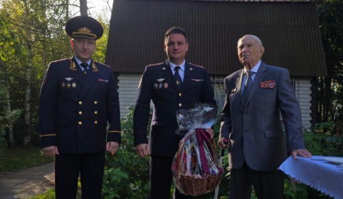 Сотрудники полиции поздравили ветерана Великой Отечественной войны Валентина Юрченко с 94-летием