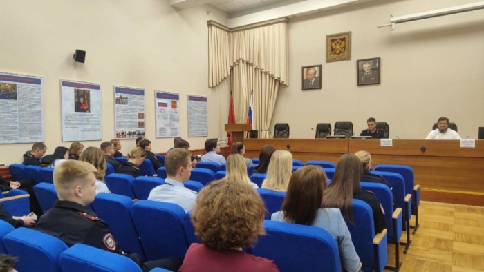 В рамках Еженедельного Государственно-правового информирования для полицейских УВД по ЮЗАО провели лекцию «Выборы в России»