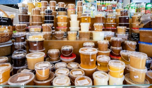 Участница московских ярмарок отправляет бойцам СВО мед с собственной пасеки