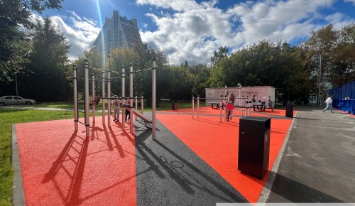 В Академическом районе открыли обновленную зону для воркаута и спорта