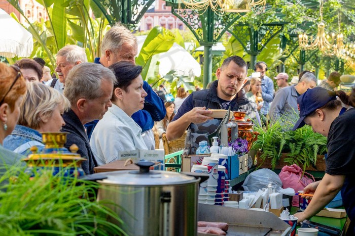 Медикаменты и продукты: участники столичного гастрофестиваля помогают бойцам СВО