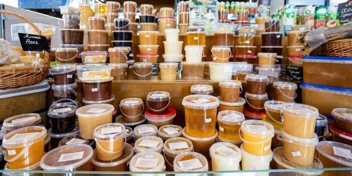 Участница московских ярмарок отправляет бойцам СВО мед с собственной пасеки