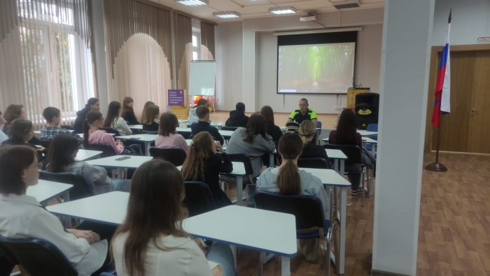 На юго-западе столицы состоялась беседа сотрудников ГИБДД со слушателями Финансового колледжа