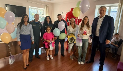 В честь 35-летия МЧС сотрудники поздравили детей коллег с началом учебного года