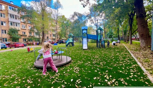 Реконструкция детской площадки завершена в Академическом районе на Большой Черемушкинской улице