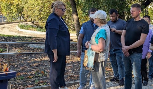 Глава управы Конькова осмотрела территории на улицах Профсоюзной и Островитянова