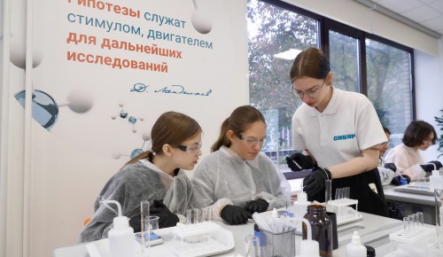 О полимерах - научно: площадка для юных химиков открылась во Дворце пионеров