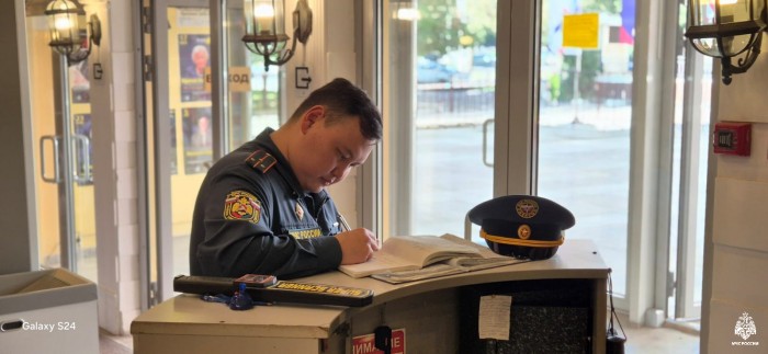 Сотрудники 1 РОПНР Управления по ЮЗАО ГУ МЧС России по городу Москве продолжают активную работу по профилактике пожаров